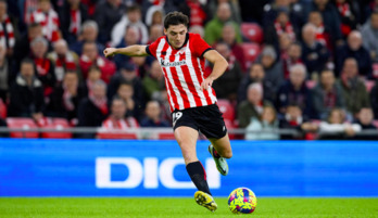 Oier Zarragak zelai erdian zein hegalean joka dezake.