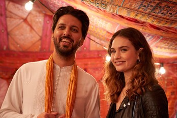Shazad Latif y Lily James representan a Oriente y Occidente.