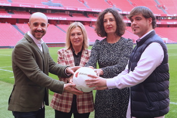 Xabi Arrieta, a la derecha, durante la presentación de la iniciativa «Pasa Baloia, Neska» en San Mamés.