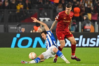 Mikel Oyarzabal pugna por un balón con Mancini en el partido de Roma.