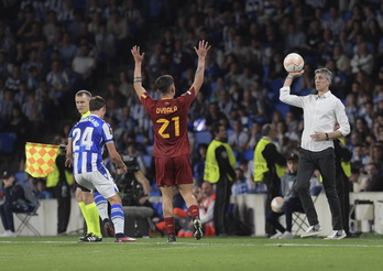 Imanol recoge un balón ante Dybala y Le Normand.