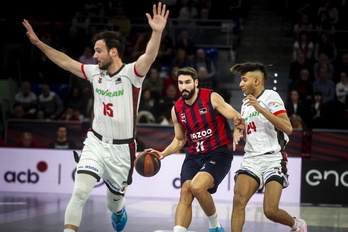 Dani Díez, en el reciente partido ante Covirán Granada, entre Lluís Costa, con el dorsal 15, y Michael Caicedo.
