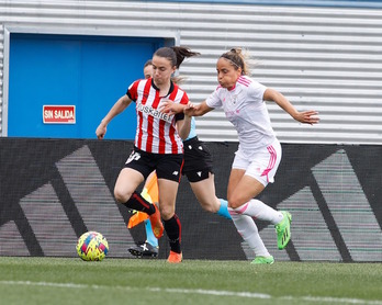 Azkona y Monica pelean en una acción ofensiva de las rojiblancas.