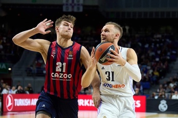 Kotsar intenta parar a Musa en el reciente partido entre Real Madrid y Baskonia de Euroliga.