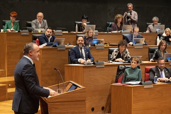 Javier Esparza (UPN) ante la bancada del PSN y de EH Bildu, en un pleno de noviembre. | FOKU