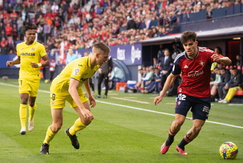 Abde encara a Foyth en una acción de la primera mitad.