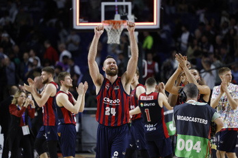 Euforia y alegría de Saski Baskonia tras volver a batir al Real Madrid en el WIZink Center.