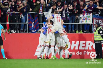 Los armeros se abrazan para celebrar el gol de Baustista, que culminaba la remontada.