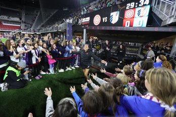 Sophia Smith salta al campo en los prolegómenos de la última final de la NWSL.