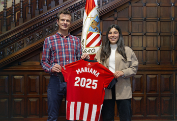 Mariana Cerro y Jon Uriarte posan en Ibaigane tras la firma del nuevo contrato.