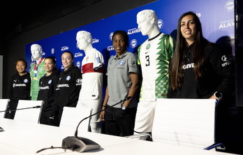 Las internacionales del Alavés ofrecieron una charla en Mendizorrotza.