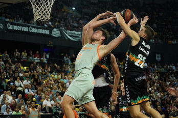 Xavi Rabaseda Maik Kotsar nolabait gelditu nahian aurreneko itzuliko ACB Ligako euskal derbian.