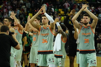 Saski Baskoniako jokalariak gustora Miribillakoderbia irabazi ostean.