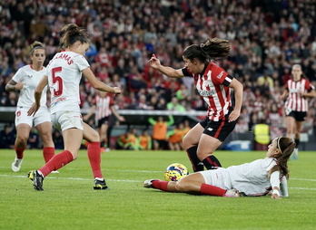 Débora García intenta evitar el remate de Peke.