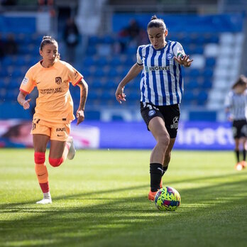 Lice Chamorro avanza con el balón perseguida por Sheila.