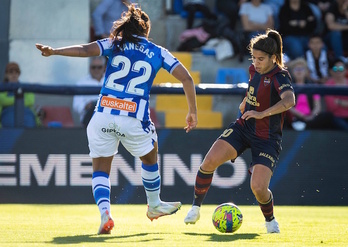 Alba Redondo, máxima goleadora de la Liga F y que hoy ha firmado un hat-trick, recorta ante Vanegas.