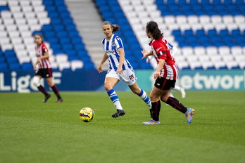 Mirari Uria –euskal derbian hasieratik aritu zen–, Eunateren pasea oztopatzen saiatzen.