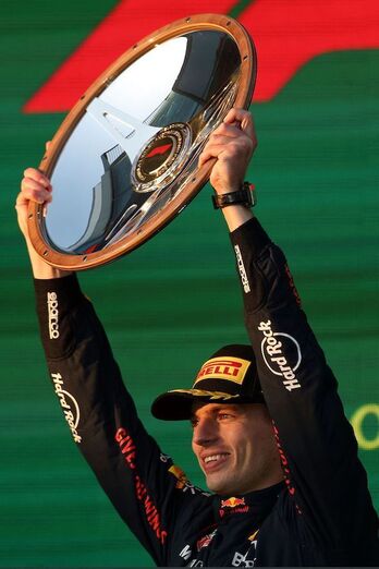 Max Verstappen, sobreviviendo a los líos de Albert Park.