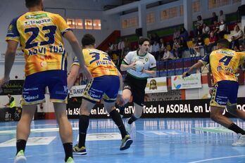 Mikel Zabala Bidasoa Iruneko jokalaria gaurko partidan jaurtiketa bat egiten. 