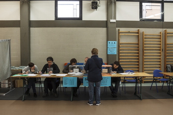 Una persona depositando su voto en Durango en las elecciones de 2019.