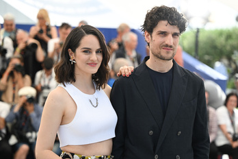 Noémie Merlant y Louis Garrel en Cannes.