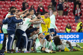 La plantilla de Osasuna celebra su pase a la final.