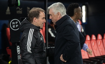 Arrasate y Ancelotti dialogan en El Sadar.