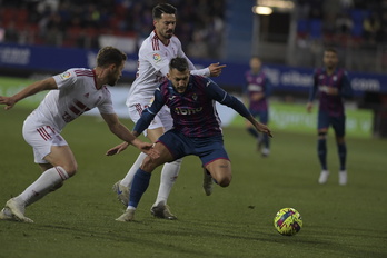 Stoichkov trata de superar a dos rivales del Cartagena. 