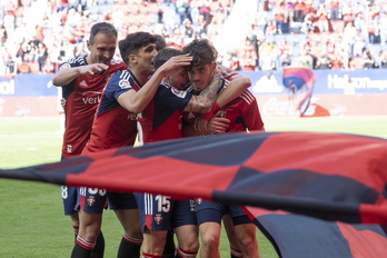 Todos sus compañeros se abrazan con Abde, el gran protagonista del partido.