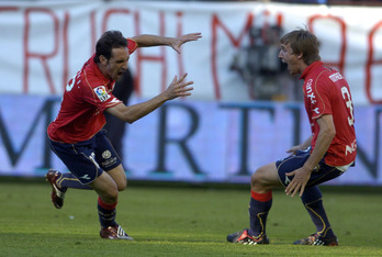 Juanfran y Monreal, tras marcar el primero el 2-1 al Madrid que salvaba a Osasuna en el último partido de 2009.