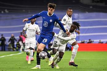 Havertz protege el balón ante Camavinga.