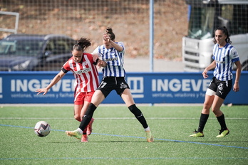 Nevado y Armengol pugnan por el esférico en el derbi de la primera vuelta.