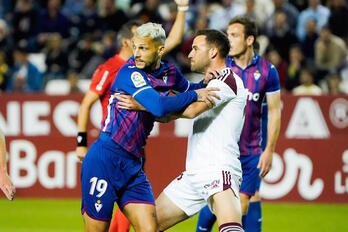 Stoichkov intenta ganar la posición en el área albaceteña.