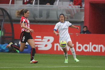 Valdezate, autora del gol rojiblanco, intenta despejar ante Ane Miren.