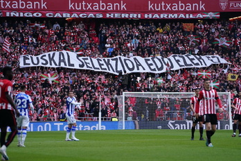 Euskal selekzioaren aldeko aldarria Iñigo Cabacas Herri Harmailan.