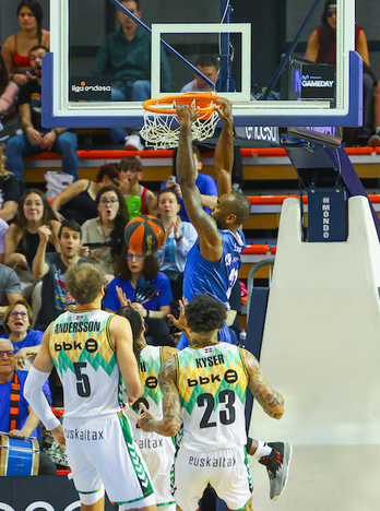 Christian Eyenga se cuelga a placer del aro bilbaino.