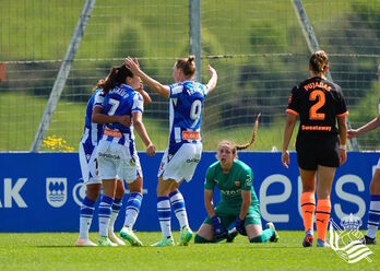 Las donostiarras celebran un gol ante una Enith que no ha tenido su mejor día.