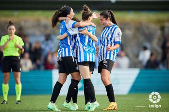 Las albiazules celebran el gol de Sanadri, que acabaría dando los tres puntos al Alavés.