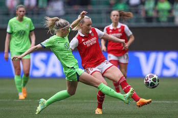 Hendrich intenta evitar el centro de Blackstenius, autora del segundo gol gunner.