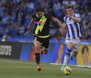 Aihen, que supera a Santi Comesaña, fue clave en la victoria de la Real ante el Rayo.