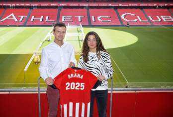 Paula Arana y Jon Uriarte posan en San Mamés.