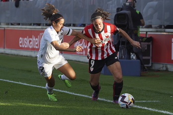 Yulema avanza con la oposición de Kenti durante la última visita del Real Madrid a Lezama.