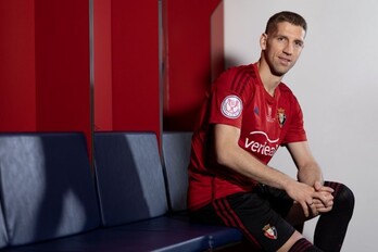 Darko Brasanac ha sido el protagonista de mostrar la camiseta para la final de Copa.