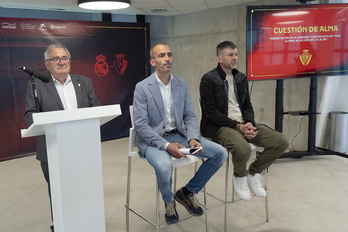 Pablo García y Patxi Puñal, junto al presidente del club, Luis Sabalza.