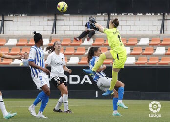 Larqué despeja el balón ante la valencianista Sandra y Ohale.