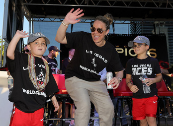 Becky Hammon, de celebración del título de la WNBA del año pasado con las Aces de Las Vegas.