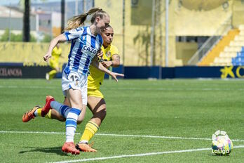 Le Guilly y Llompart persiguen el balón.