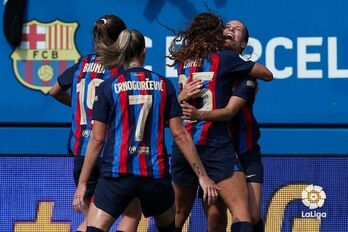 Las blaugranas celebran uno de los goles que les han asegurado el título de Liga.