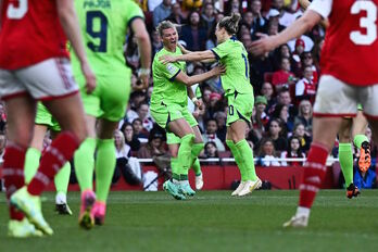 Popp enloquece tras anotar el gol que ponía por delante al Wolfsburgo.