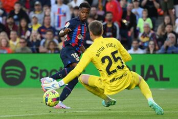 Aitor Fernández ha brillado bajo palos en un encuentro en el que Osasuna se ha vaciado defensivamente.